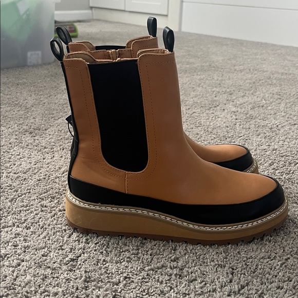 Universal Threads NEW Cognac and Black Boots - Picture 3 of 7